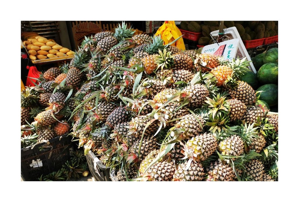 Fresh tropical pineapples market